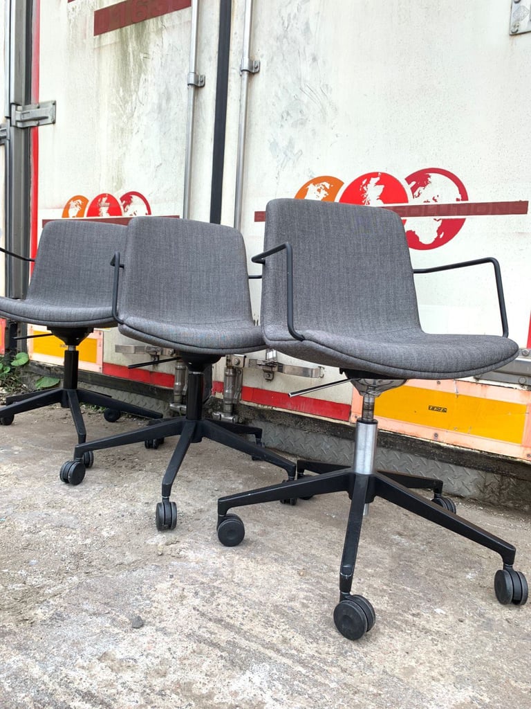 Vitra Mynt office chair with a gray upholstered seat and black base in excellent condition ()