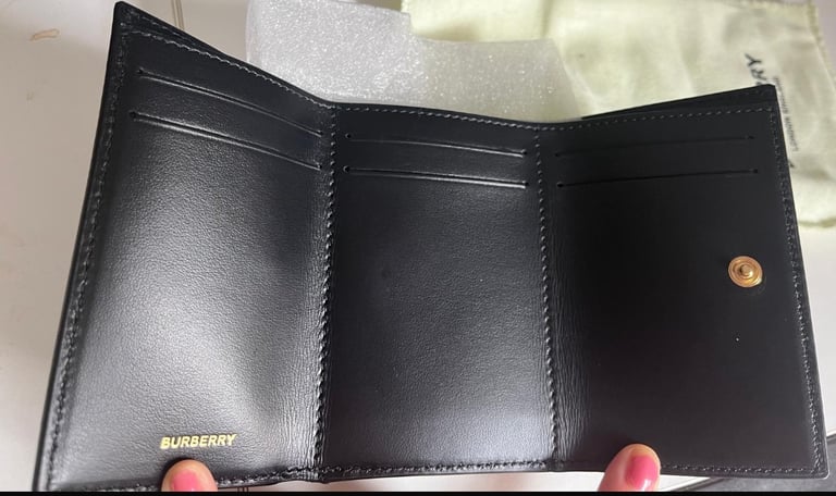 Burberry leather wallet 100% NEW