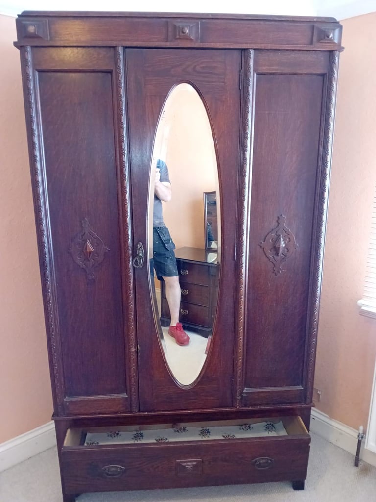 image for 🚪✨ Stunning Antique Wardrobe – Classic Elegance & Timeless Style! ✨🚪