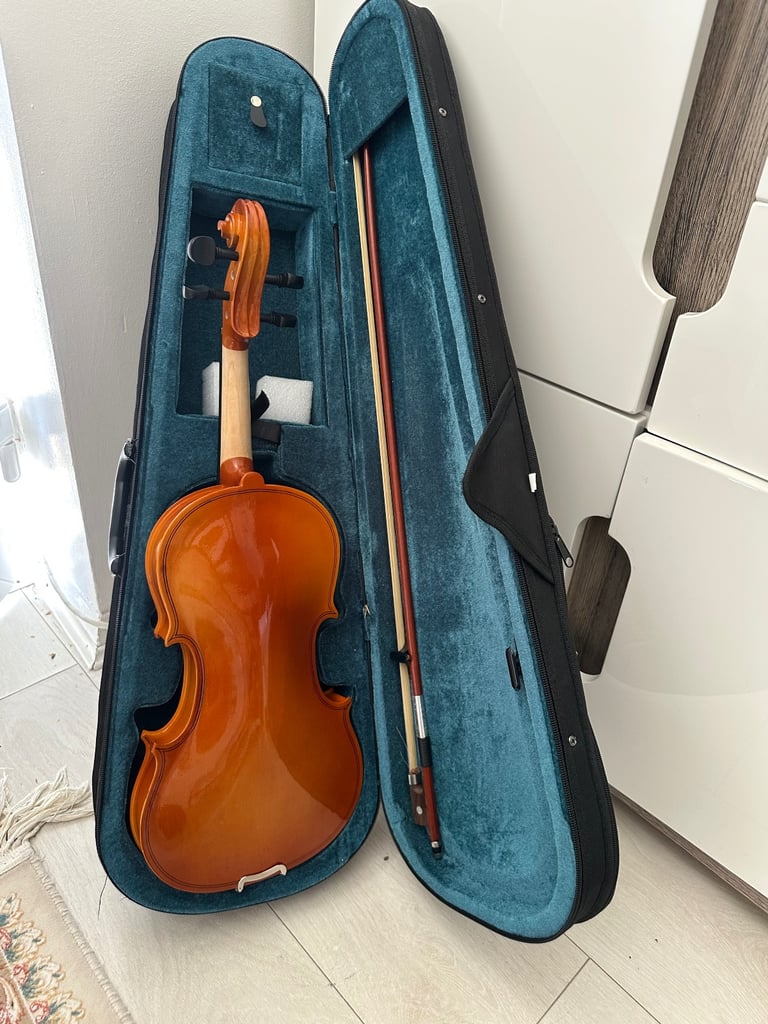 Full size forenza violin plush case and bow 