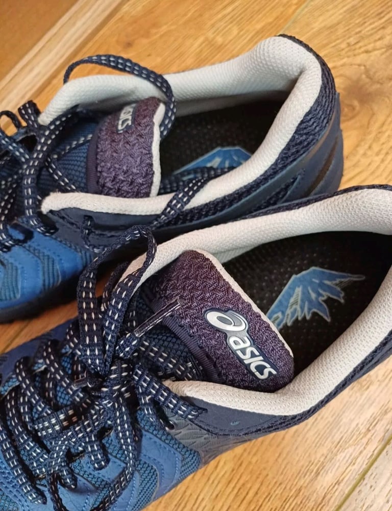 Boys/Mens Blue Asics Gel Attack Trainers Size 7