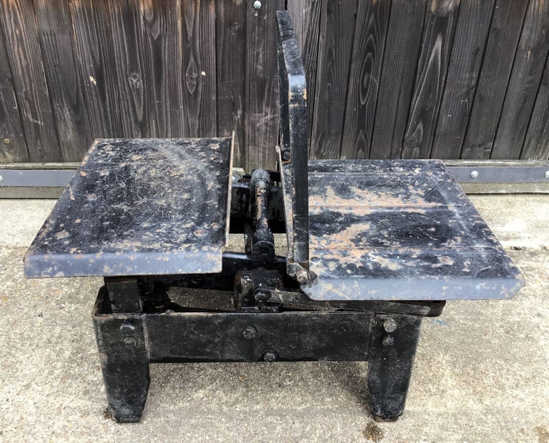 image for Old & Extremely heavy set of AVERY ENGLAND Industrial Scales to Weigh 2 CWT.