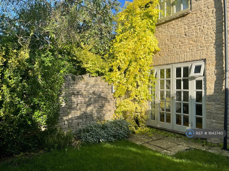 1 bedroom flat in Compton Way, Witney, Oxfordshire, OX28 (1 bed) (#1643740)