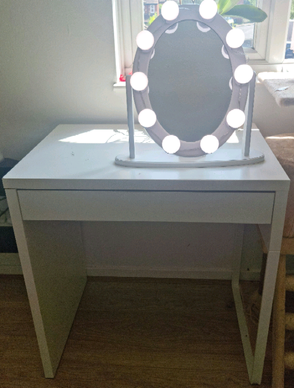 Makeup table with 1 drawer and mirror with lights