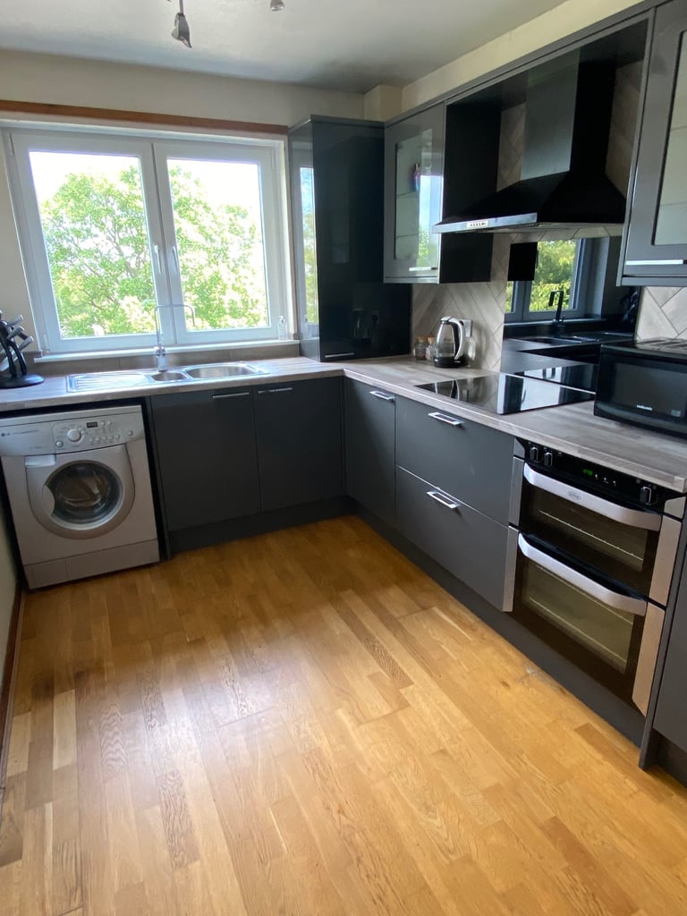 Large 2 Bedroom Apartment - Cedar Court