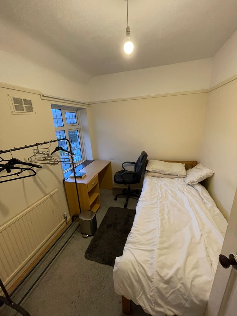 🏡 Room for a female– Family Home in Leicester (£550/month, Bills + Wi-Fi Included)