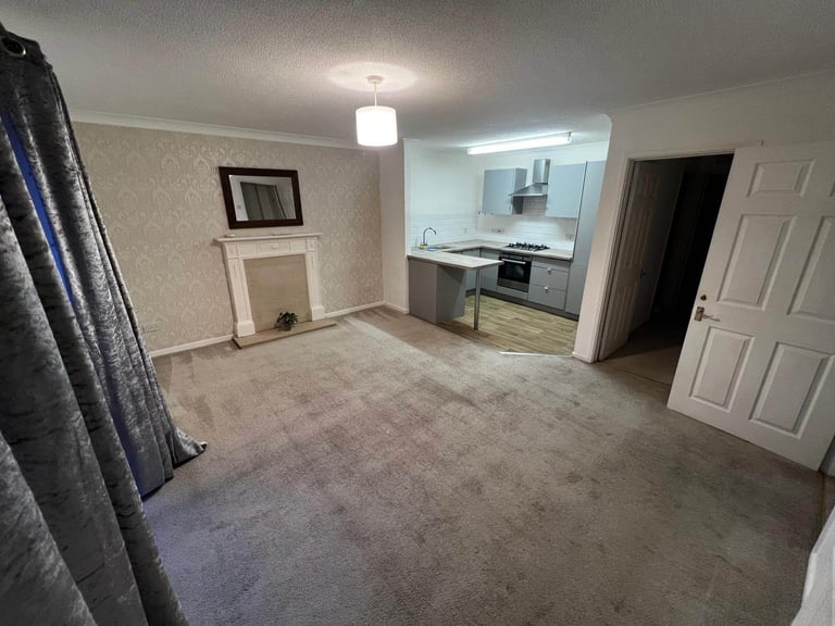 2 bed flat to let, immediately 