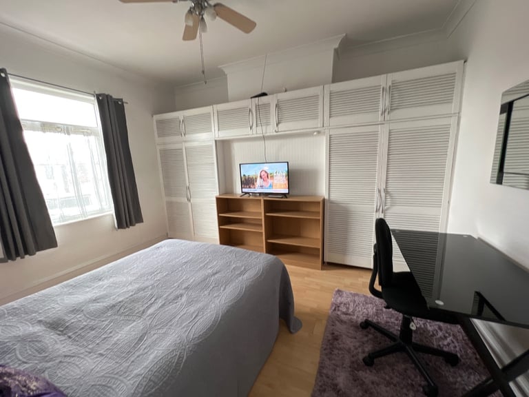 SNEYD GREEN LARGE ROOM TO RENT