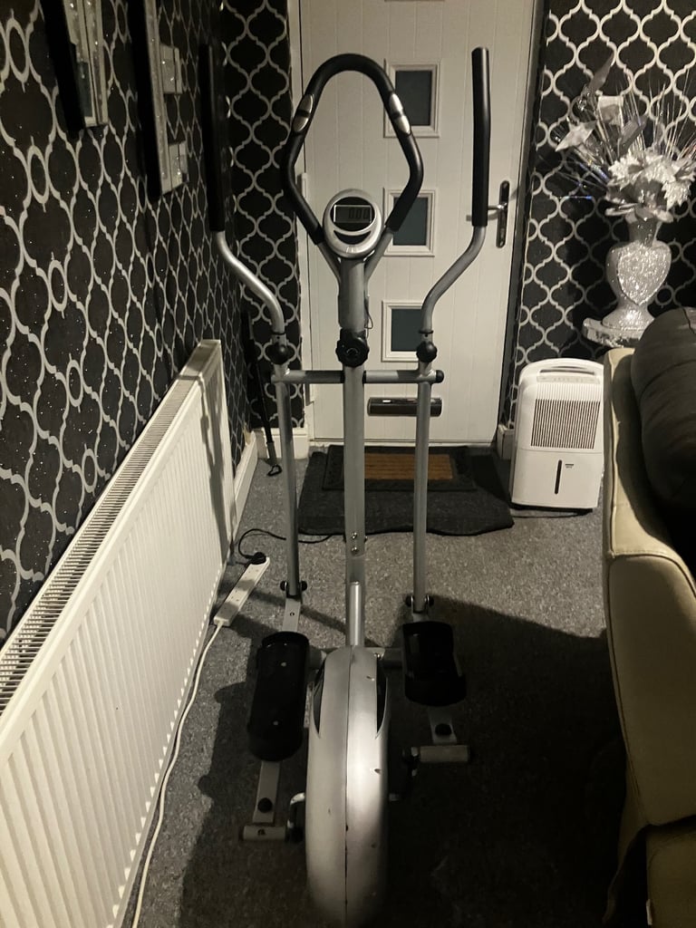 cross trainer in excellent condition can deliver for a small charge