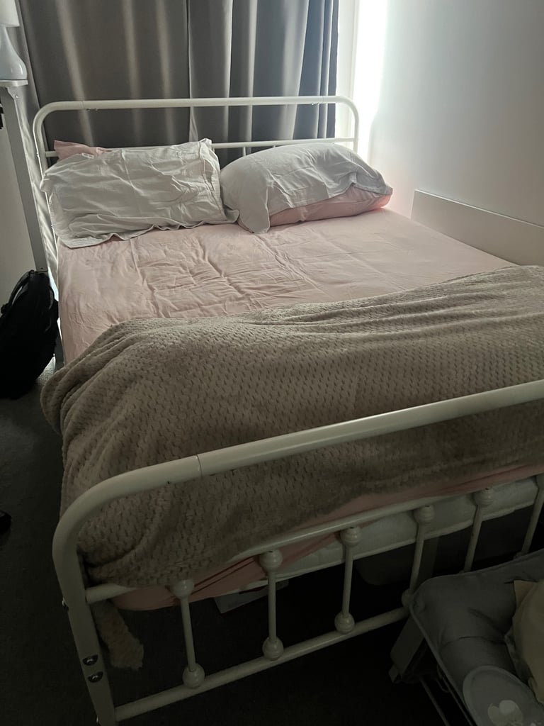 image for Metal bed