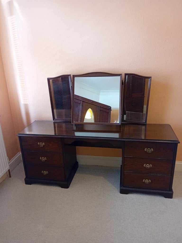 image for 🪞 👑 👑 Antique dressing table 👑 👑 🪞