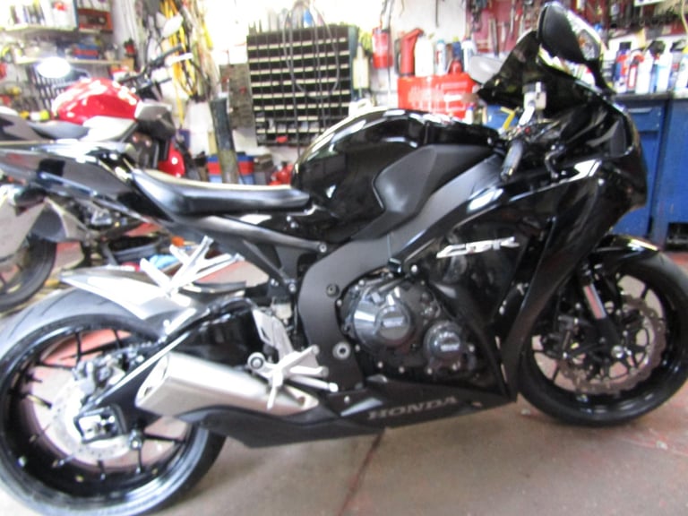 HONDA CBR 1000 RR *2017 * MODEL * AMAZING CONDITION * 9300 MILES *