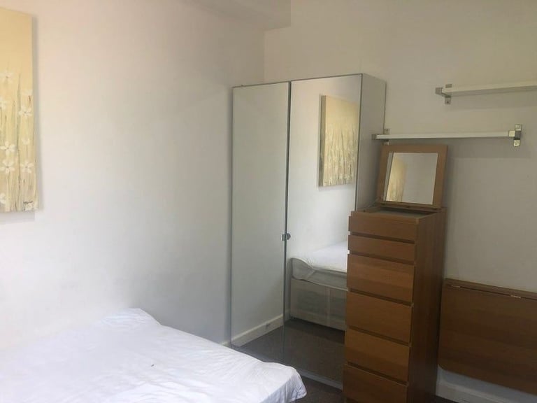 Ensuite Room 4 minutes from DLR and Elizabeth Line
