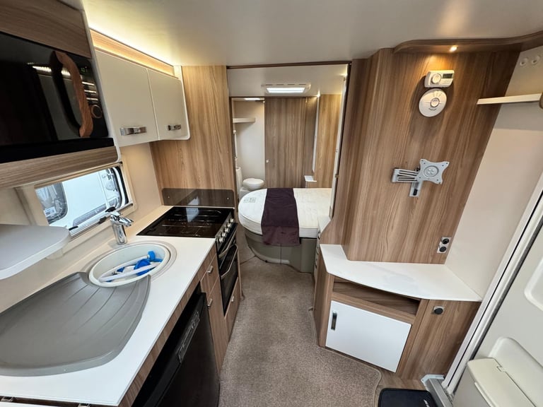 SWIFT KUDOS 530 SB 2018 MODEL 4 BERTH FIXED ISLAND BED TOURING CARAVAN