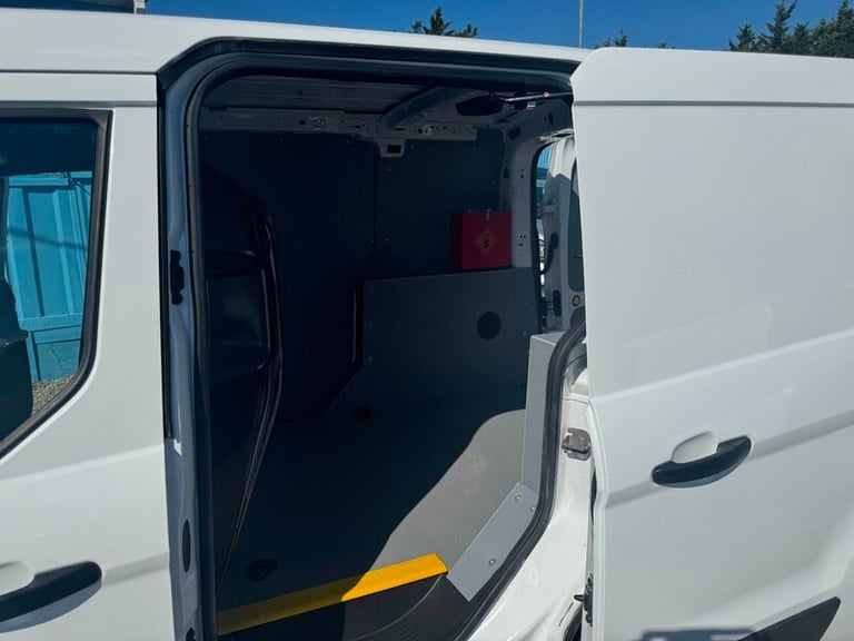 Ford Transit Connect 220 P/V L1 PANEL VAN AIR CON REVERSING CAMERA HOT WATER EUR