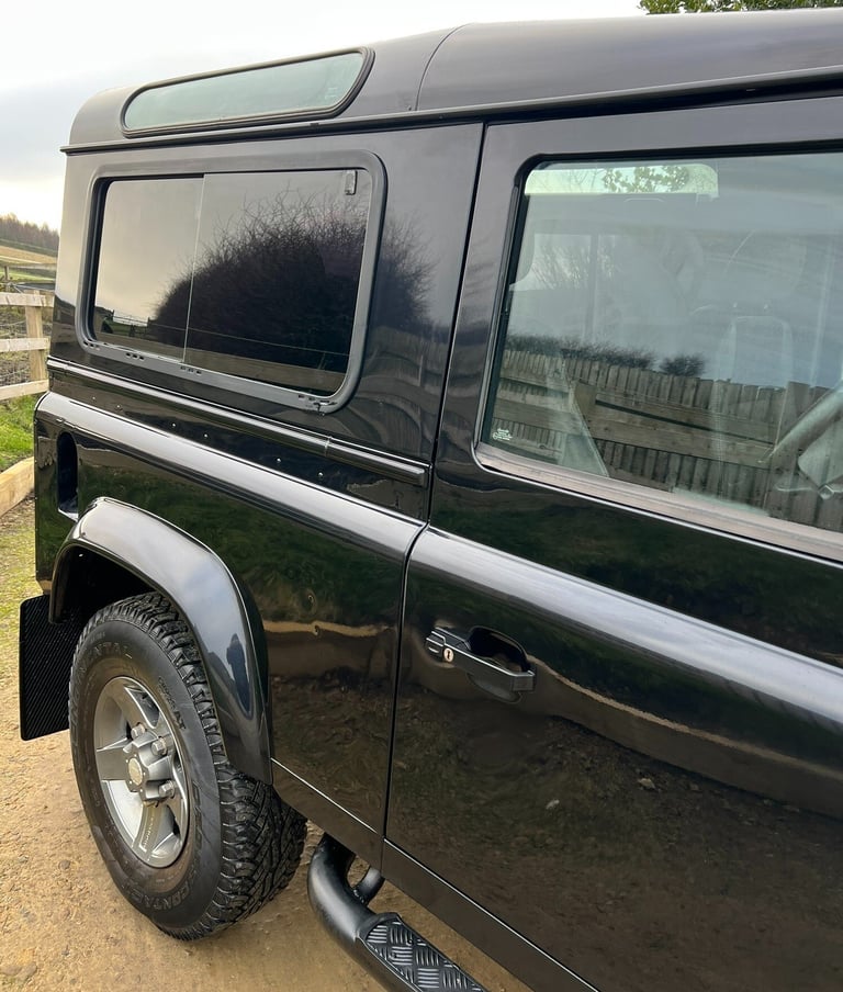 2011 - 61 Land Rover Defender 90 2.2 TDCi XS 4WD SWB Euro 5 WINDOW VAN Diesel