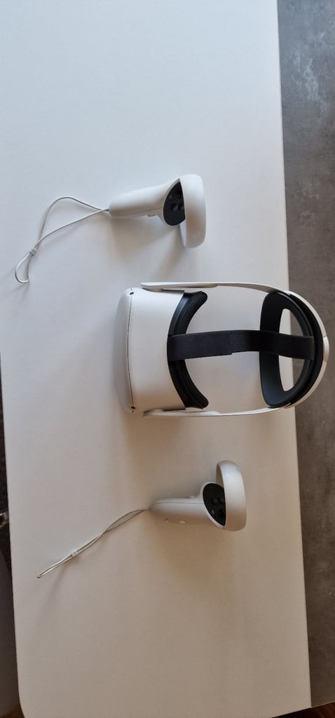 image for Oculus Quest 2 128GB (With controllers)