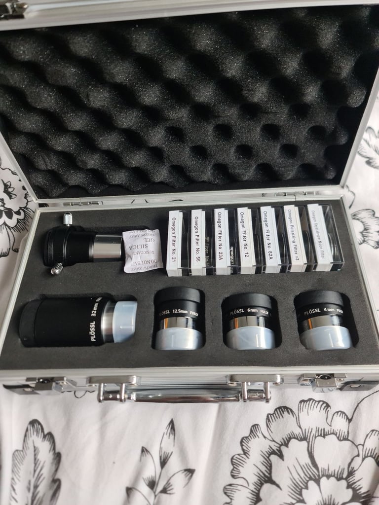 Suitcase with eyepieces and accessories