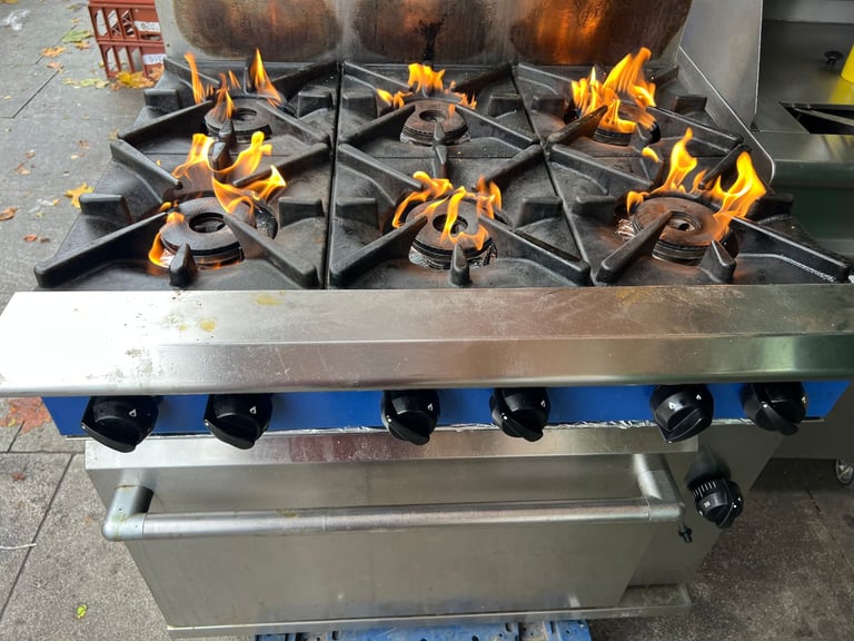 image for BLUESEAL 6 BURNER COOKER UNDER OVEN CATERING COMMERCIAL KITCHEN FAST FOOD SHOP 