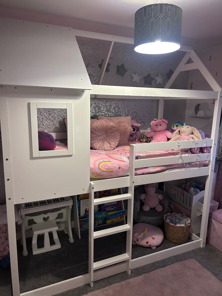 Kids treehouse style bunk bed 