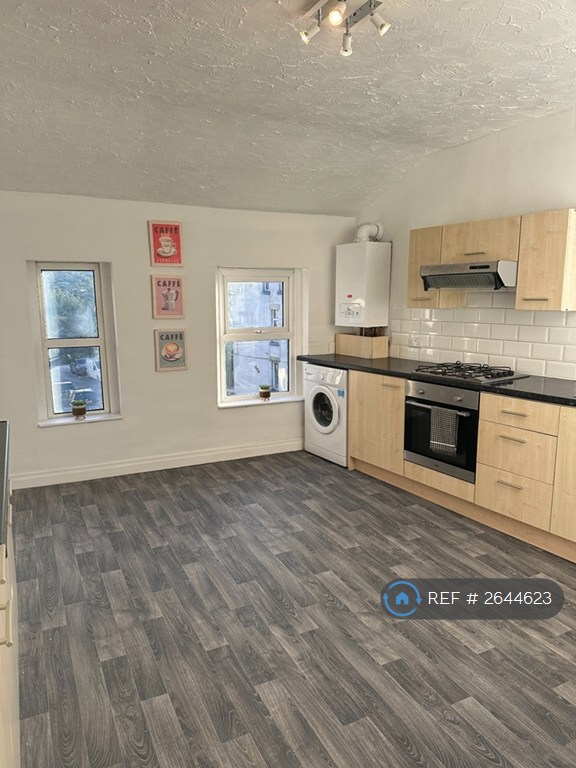 2 bedroom flat in Bradford Road, Stanningley, Pudsey, LS28 (2 bed) (#2644623)