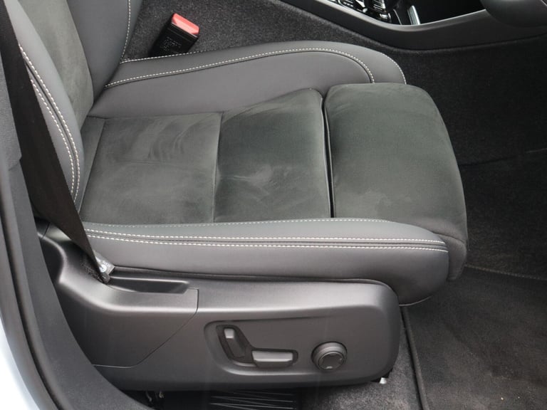 2024 Volvo XC40 Plus Dark B4 (197 hp) ESTATE Petrol/Electric Hybrid Automatic