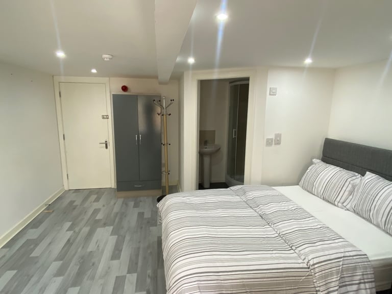 A furnished en-suite bedroom available in a large period property on Bentley Road L8. 