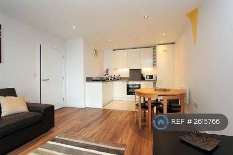 2 bedroom flat in Skylark House, Reading, RG2 (2 bed) (#2615766)