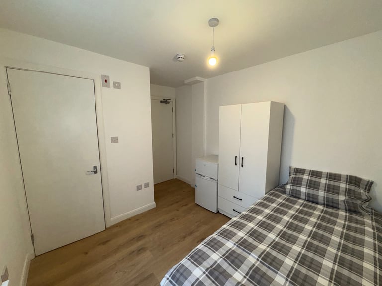 Single rooms private bathrooms