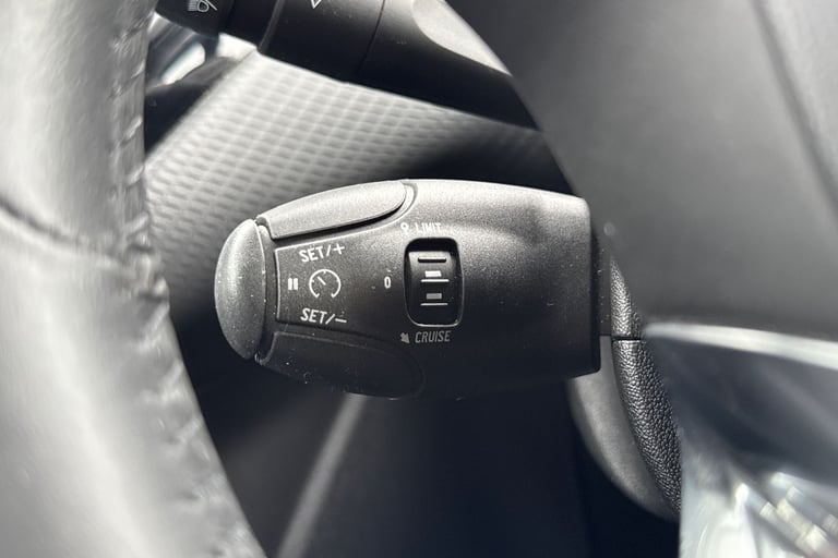 2019 Peugeot 208 1.2 PureTech Signature Euro 6 (s/s) 5dr Hatchback PETROL Manual