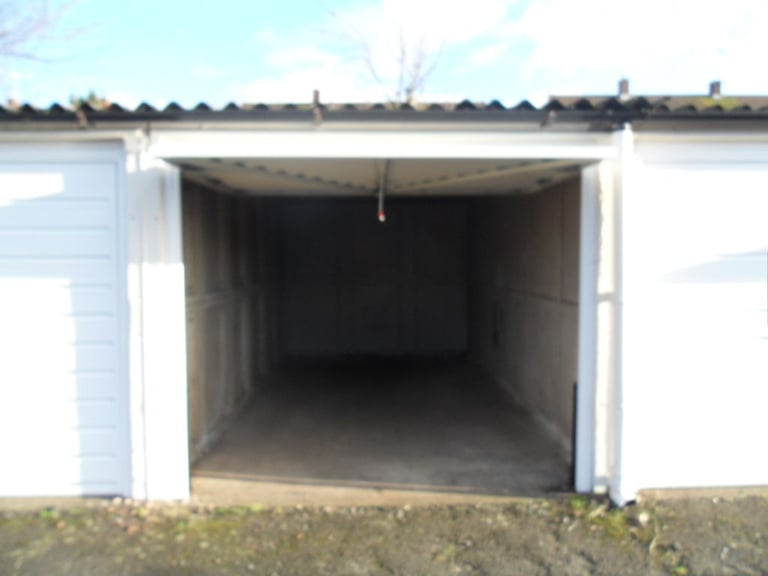 LOCK UP GARAGE TO LET IN HALESOWEN