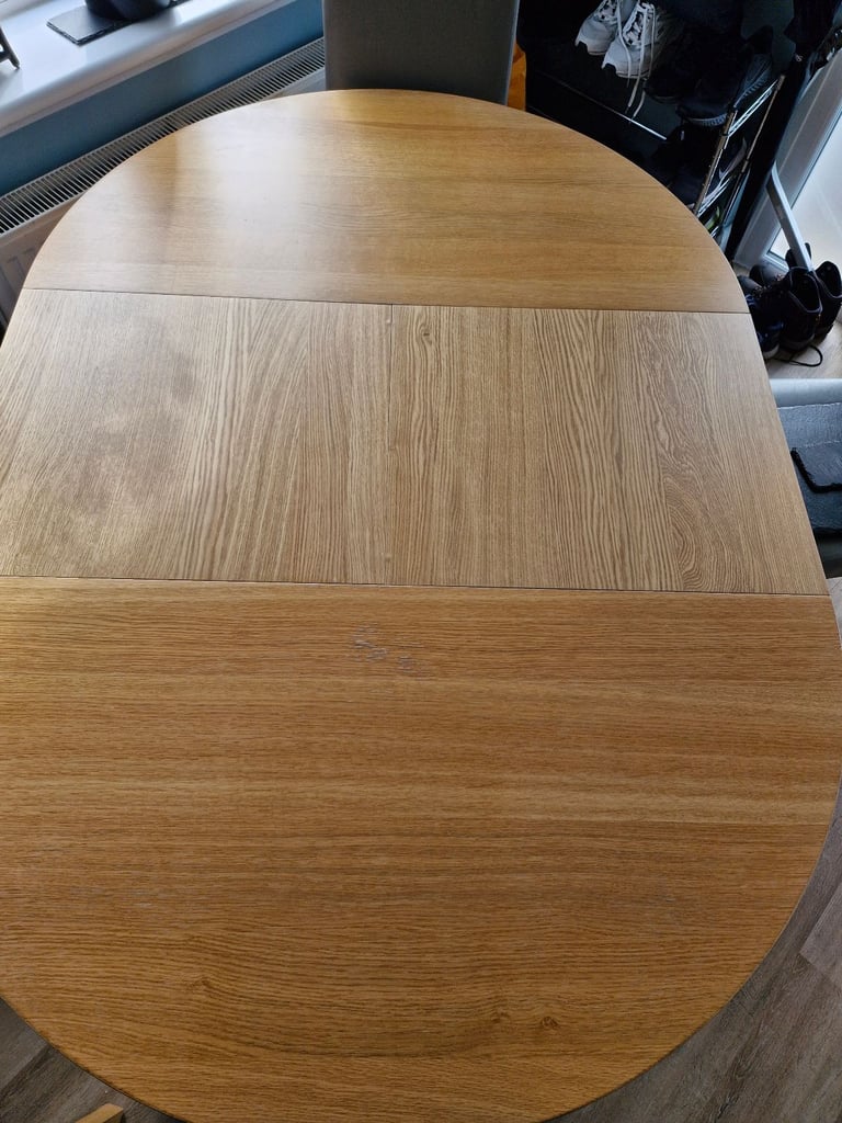 Dining table and 4 chairs 