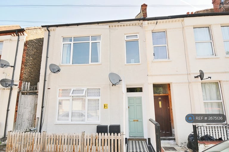 3 bedroom flat in Tooting, London, SW17 (3 bed) (#2675136)