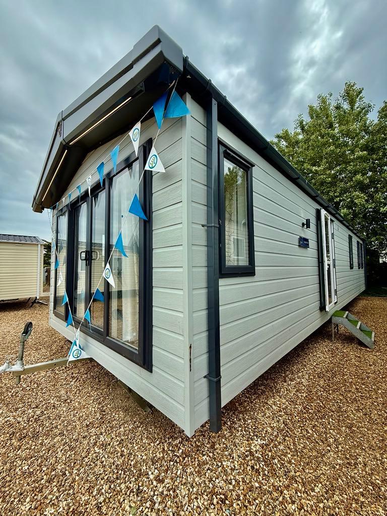 South Coast Seaside 8 Berth Lodge Finance Available CALL TOM [Phone number removed]