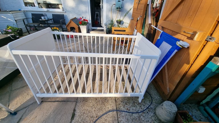 White Wooden Cot Bed