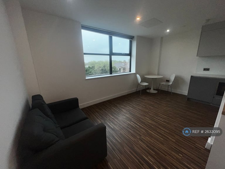 1 bedroom flat in Westpoint, Old Trafford, Manchester, M16 (1 bed) (#2633095)