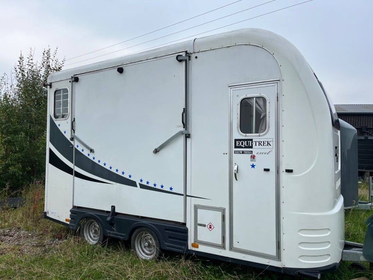 Horse trailer with living- Show-Treka L carries two horses - ( up to 18hh) 