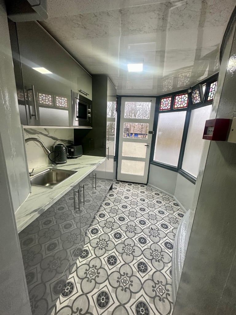 ** All bills inclusive Studio Flat with roof top garden **