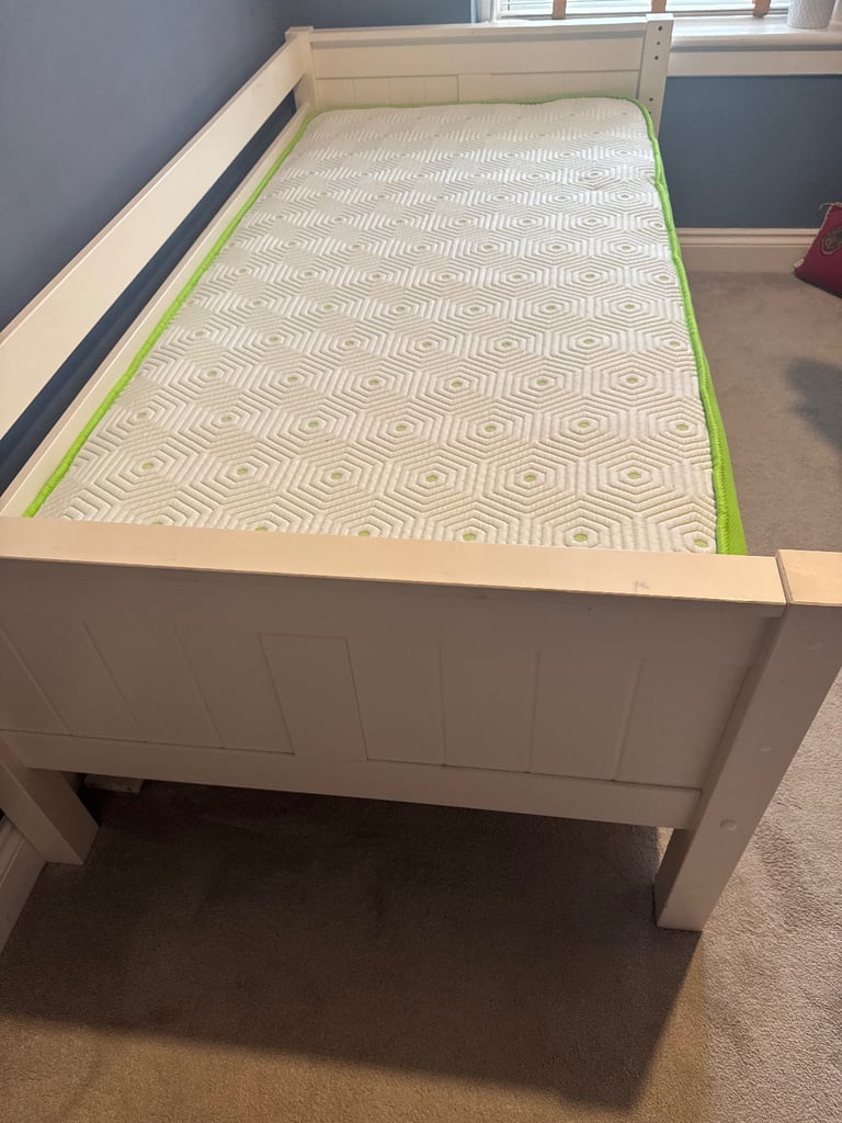 Bunk beds / 2 single beds