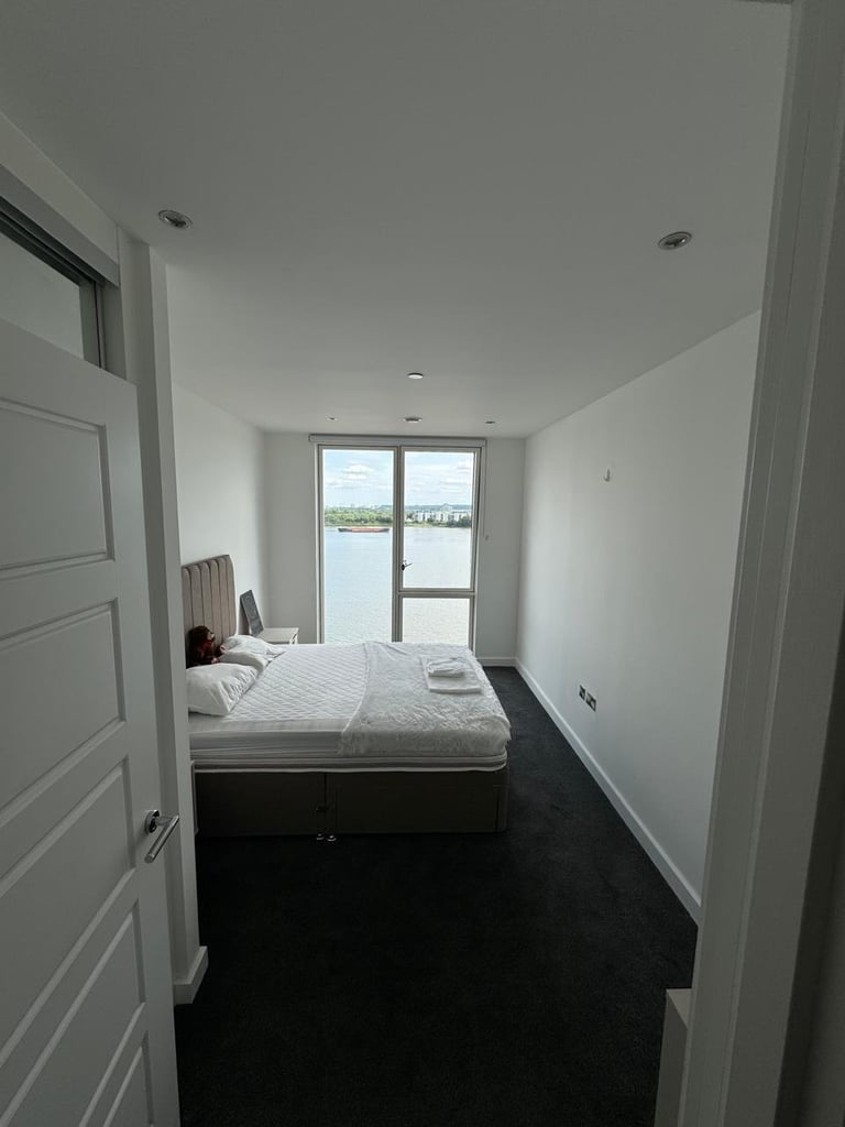 Thames River View, Ensuite Room for Rent, Couple Friendly 