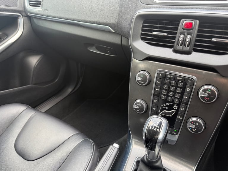 2014 Volvo V40 D3 SE Lux Nav 5dr HATCHBACK Diesel Manual