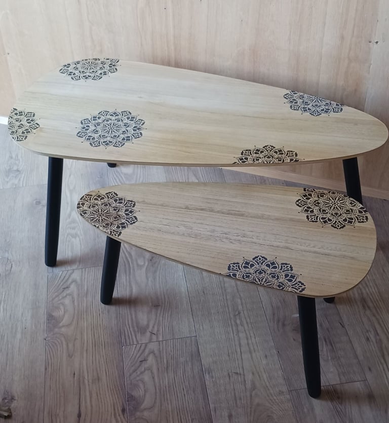 Set of 2 small coffee tables