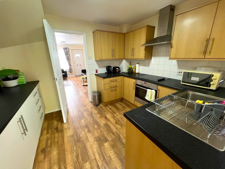 Excellent condition 2 bedrooms 2 receptions terrace house in woodford Green, ilford
