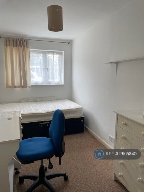 6 bedroom house in Maytree Close, Guildford, GU1 (6 bed) (#2665840)