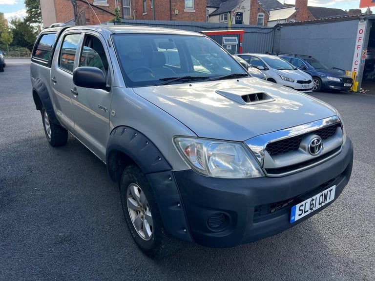 TOYOTA HILUX 2.5 D-4D HL2 2011 MODEL SILVER DOUBLE CAB PICK UP 4X4