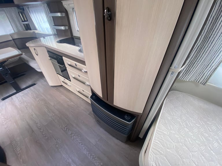 HOBBY PRESTIGE 560 WLU - 2016 - FIXED SINGLE BEDS - 4 BERTH - MOVER & BIKE RAKE
