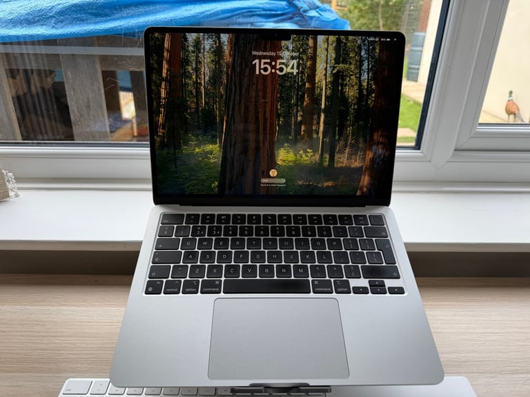 2022 Apple M2 MacBook Air - 16GB RAM, 256GB SSD - warranty until Jan 2026, only 38 battery cycles
