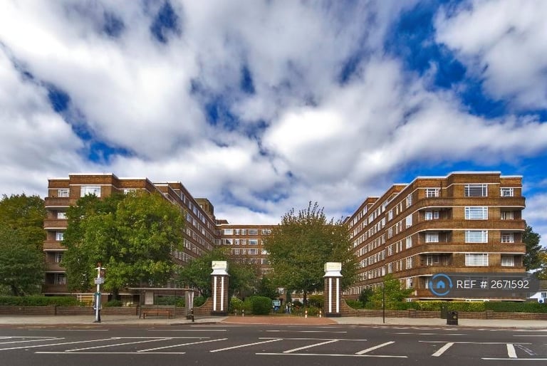 1 bedroom flat in Balham High Road, London, SW17 (1 bed) (#2671592)