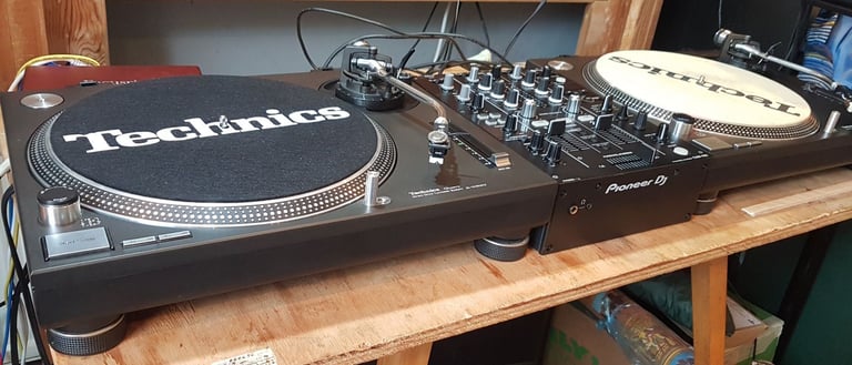 Technics SL 1210 MK2 (PAIR) Pioneer 450 mixer