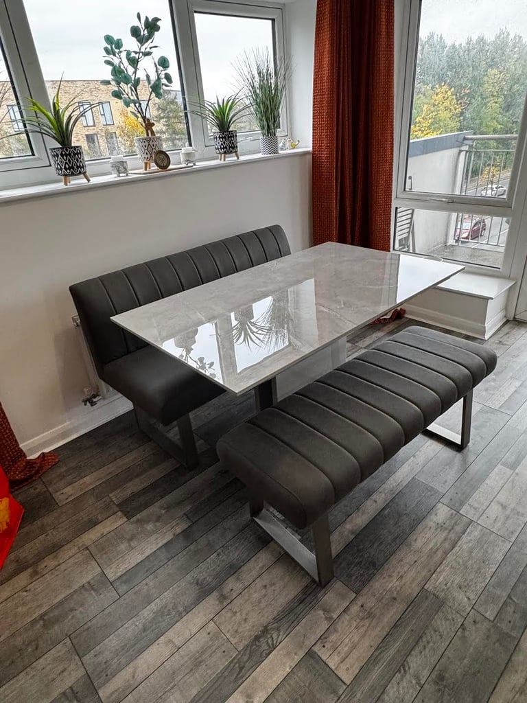 Dinig table & benches 